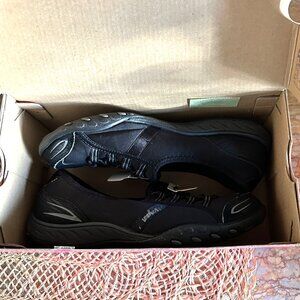 Skechers Size 7 Black Relaxed Fit Like New